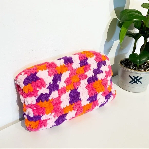 Very 90s VINTAGE Soft Fluffy Travel Clutch With Butterfly Clasp - Picture 7 of 9